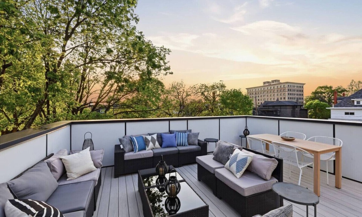 Near East Columbus House | Linwood House | Rooftop, Hot Tub, Sleeps 15 |