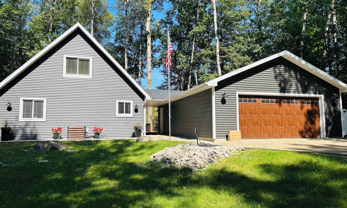 Canadian Lakes House | Looking for a perfect getaway?