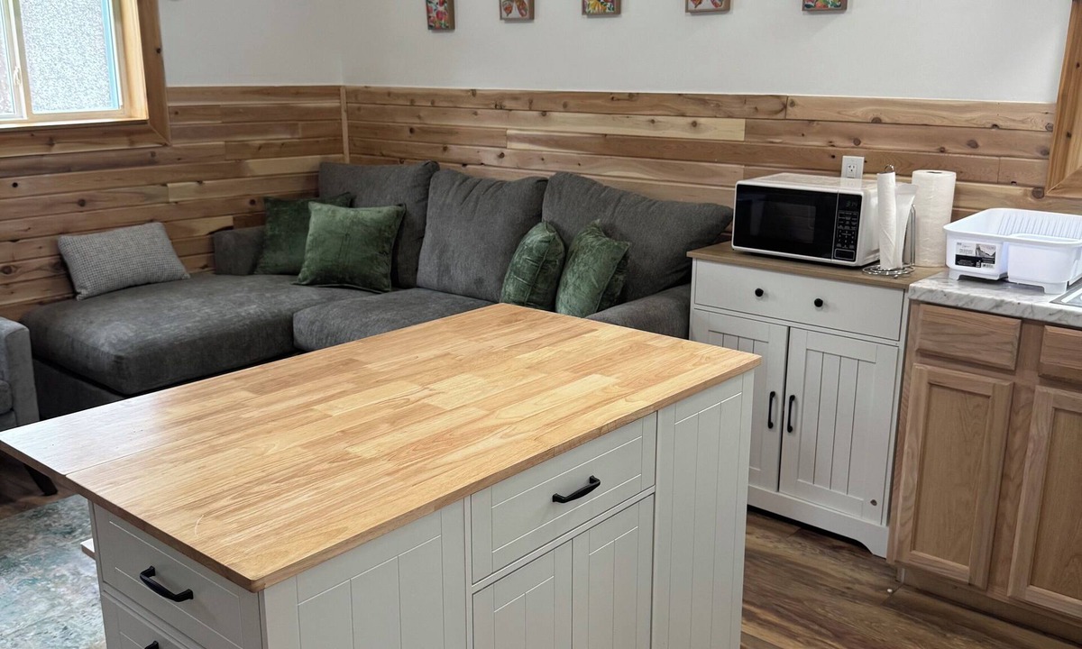 Littleton House | Lovely all new 2-bedroom cabin with T.V. & free internet in charming Littleton