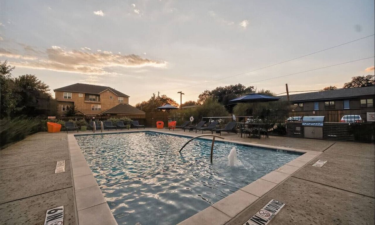 Dallas Apartment | Luxury 2BR Retreat| 3 Mins to Love Field w/Pool + Gym
