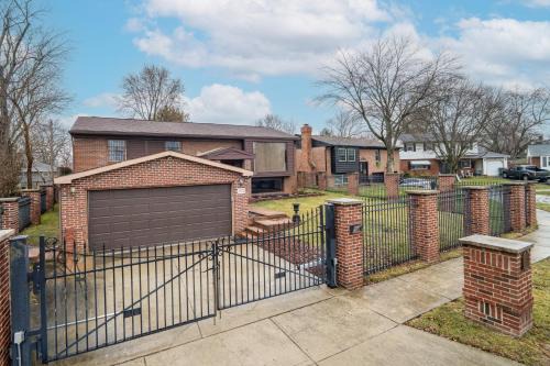 Columbus House | Luxury 3BR Home with Spa Pool, Gym & full backyard