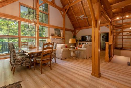Goreville House | Luxury 6BR Waterfront Home on Lake of Egypt