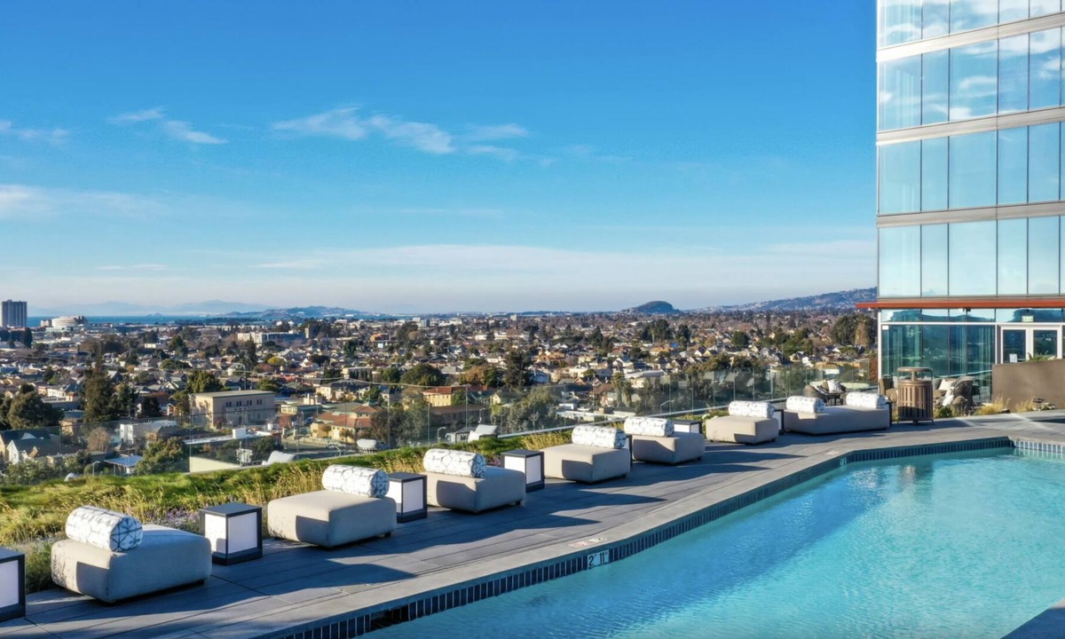 Uptown Oakland Apartment | Luxury High-rise Near SF | Fast Wi-Fi, Gym, Pool