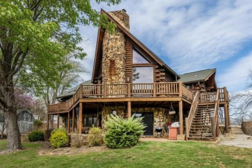 Goreville House | Luxury Log Cabin w Beach & Dock Sleeps 12