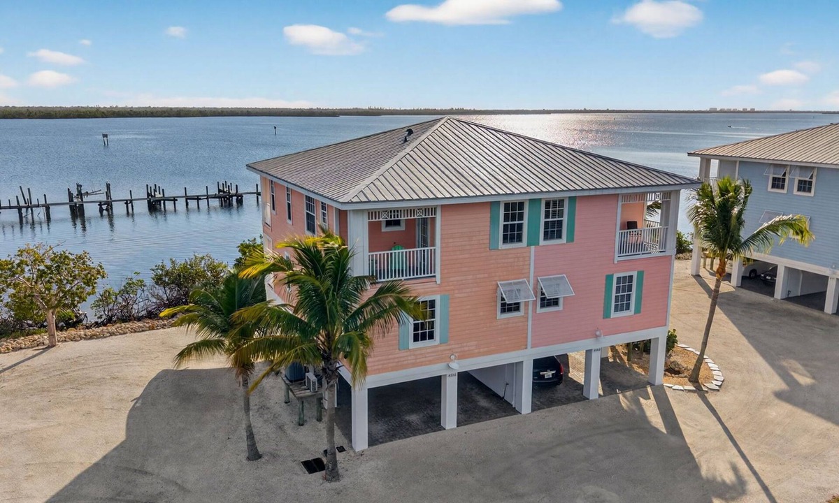 Matlacha Villa | Luxury Oceanfront Island Oasis - Fish, Kayak, Paddleboard - Old Forida Charm