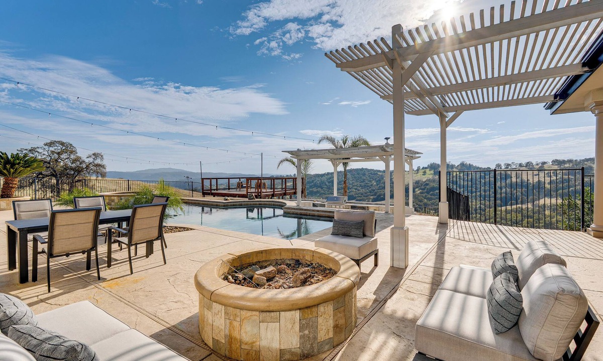 Pilot Hill House | Luxury Pilot Hill Estate on an 800-Acre Vineyard