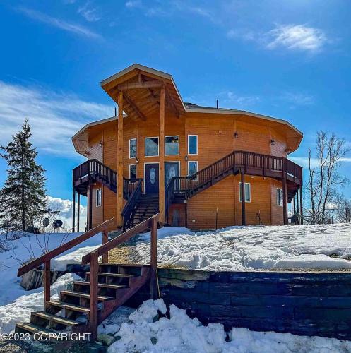 Knik-Fairview House | Majestic View Roundhouse - Relax Room