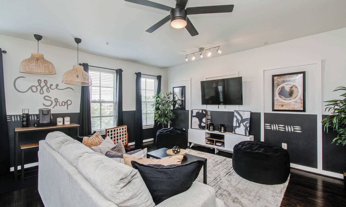 Central Business District Apartment | Midtown Urban Retreat | 2story 1BD/1.5BA Apartment