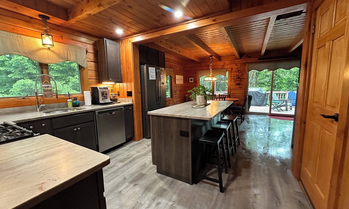 Intervale Cabin | Modern, 2 King, 4 BDRM Private Luxury Log Cabin, 5 Star, Family Friendly