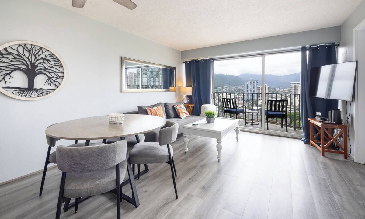 McCully - Moiliili Condo | Modern 2bdrm condo in Waikiki with full kitchen and convenient free parking.