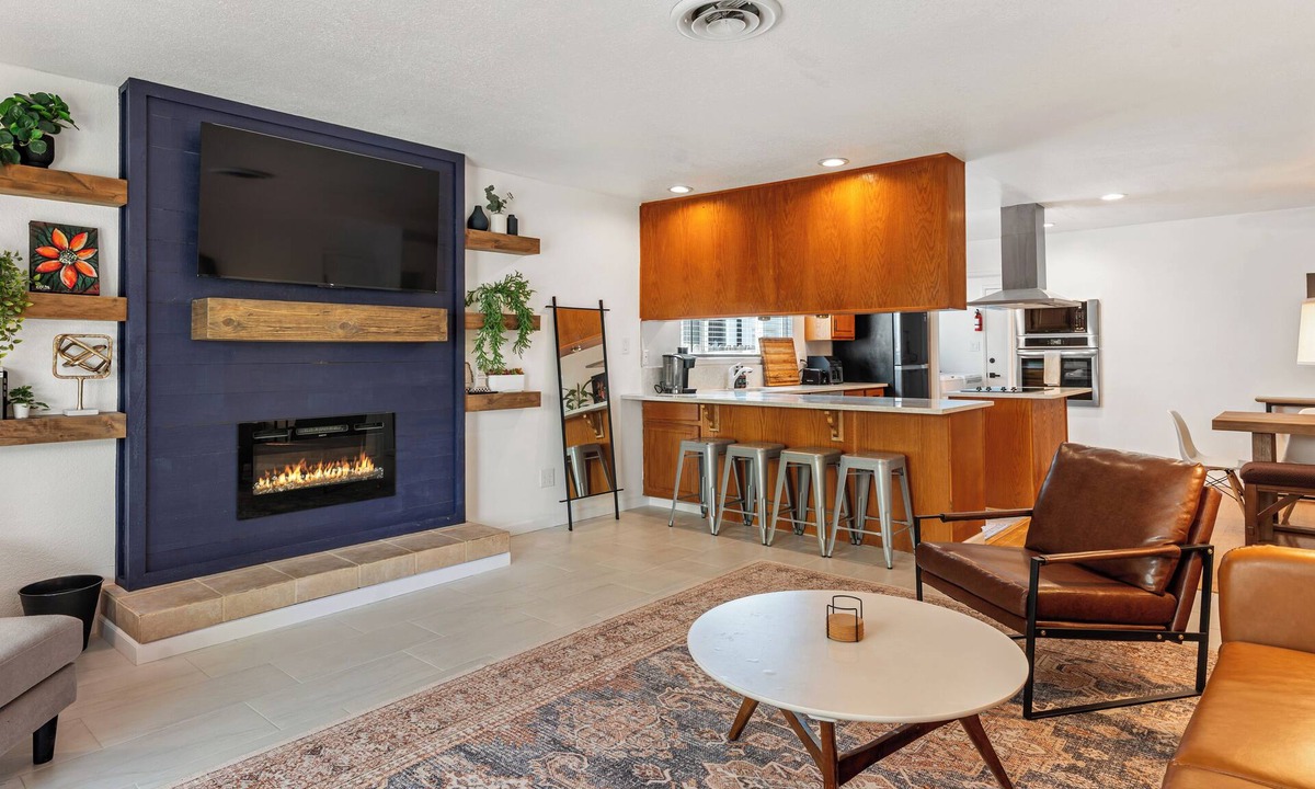 Southeastern Sacramento House | Modern 3BD/2BA Retreat-Walk to Sac State/American River, Near Downtown