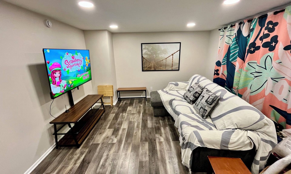 Grand Rapids House | Modern 4BR Duplex Near 44th & Downtown