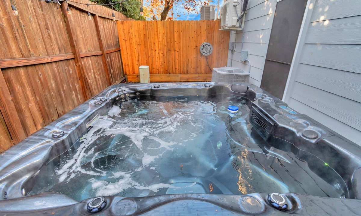 Clodine House | Modern Accessible Houston Gem Jacuzzi & Air Hockey 6Beds
