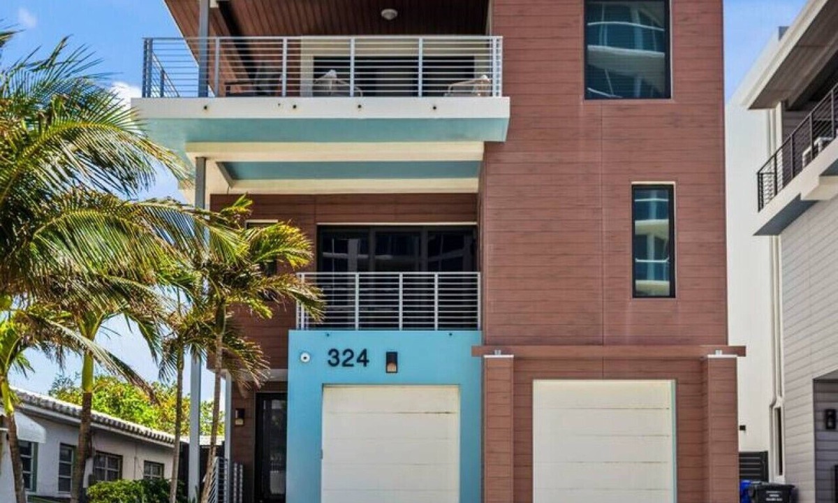 North Beach House | Modern beach house w rooftop jacuzzi & luxury beds