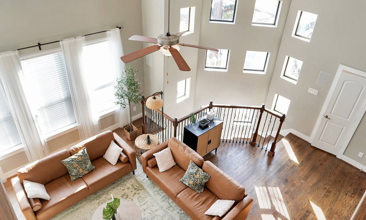 Montrose House | Modern Boho Chic | Downtown View | King Bed | 4BR