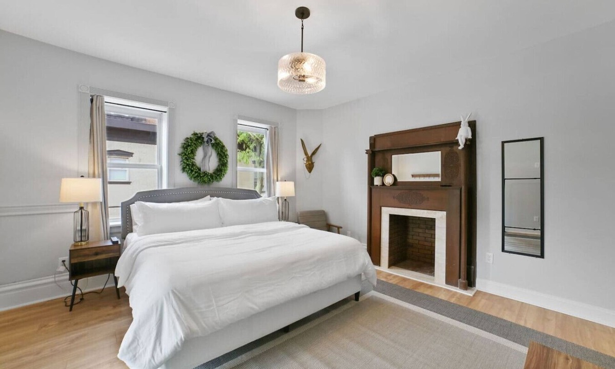 St. Charles Bed & Breakfast | Modern Boutique Stay w/Plush King Bed- Hare Suite