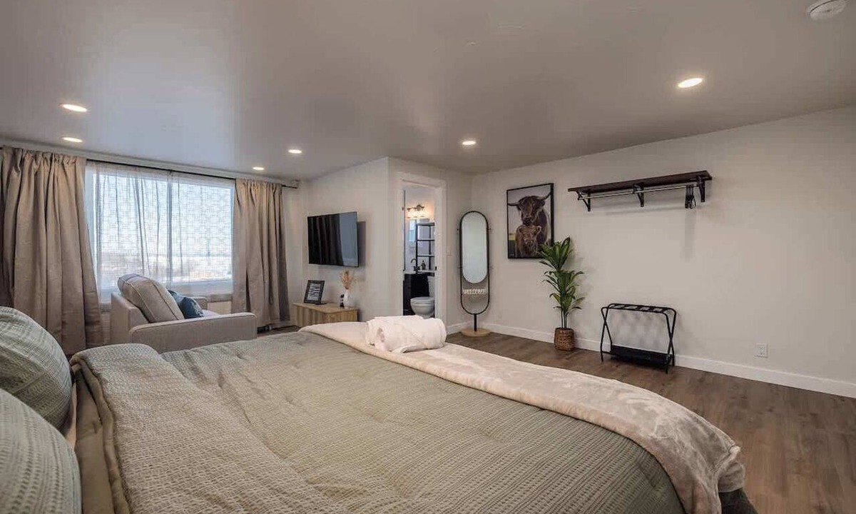 Downtown Anchorage Apartment | Modern Downtown Studio - King Bed - Inlet Views