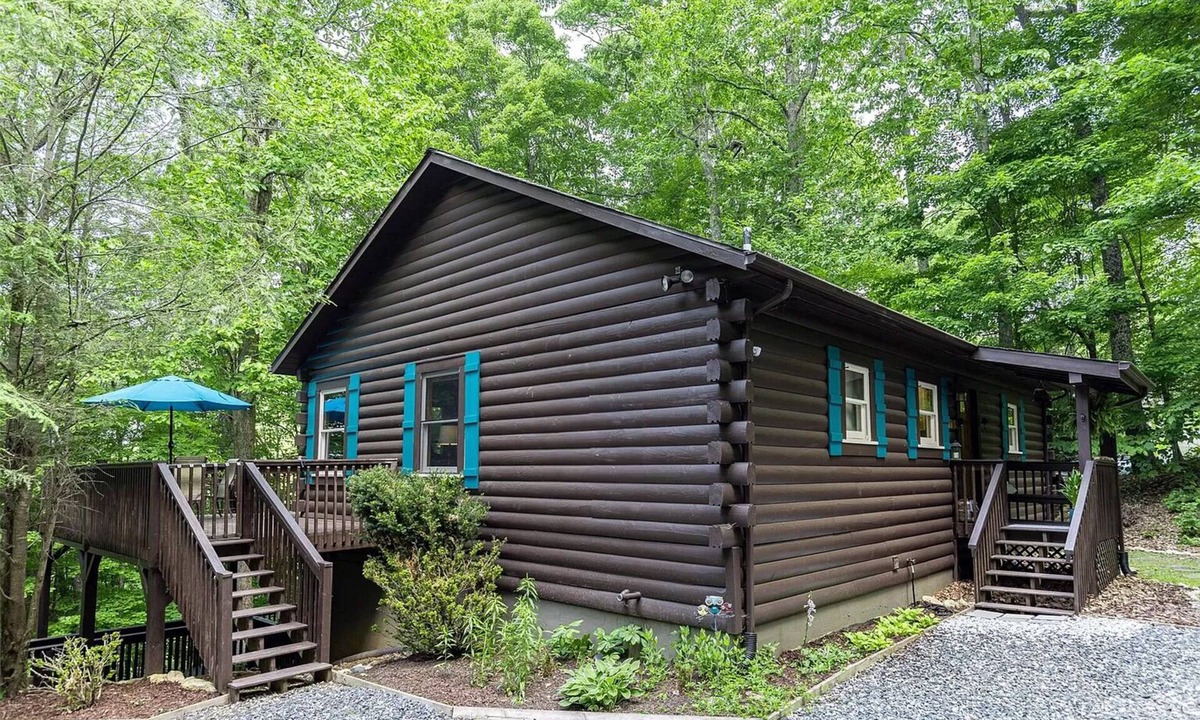 Wolf Laurel Cabin | Mountain Serenity, Log Cabin, Hot Tub, EV Charger, Ski Resort 1mi, Sleeps 9