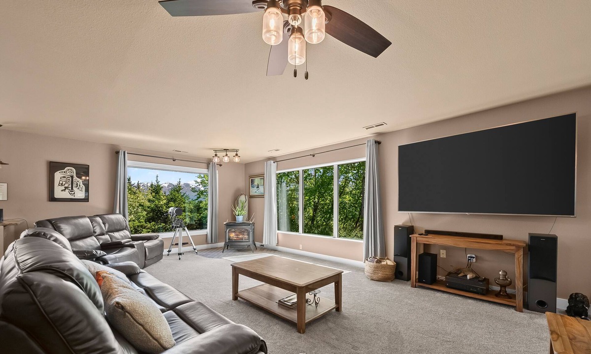 Fairview Apartment | Mountain Vista Penthouse Huge 2BR w/views+jet tub