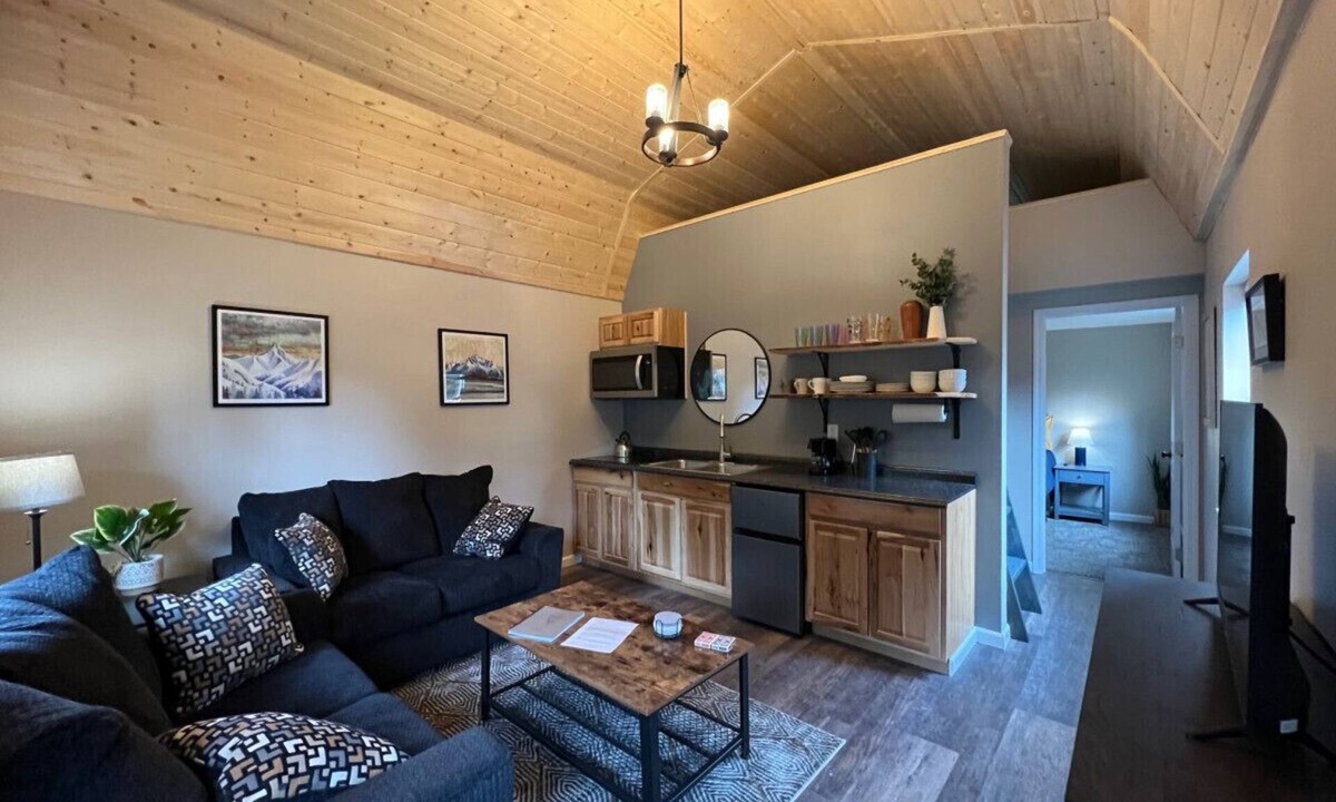 Questa Woods Cabin | Mt. Marathon Cozy cabin 3 of 3 brand new build
