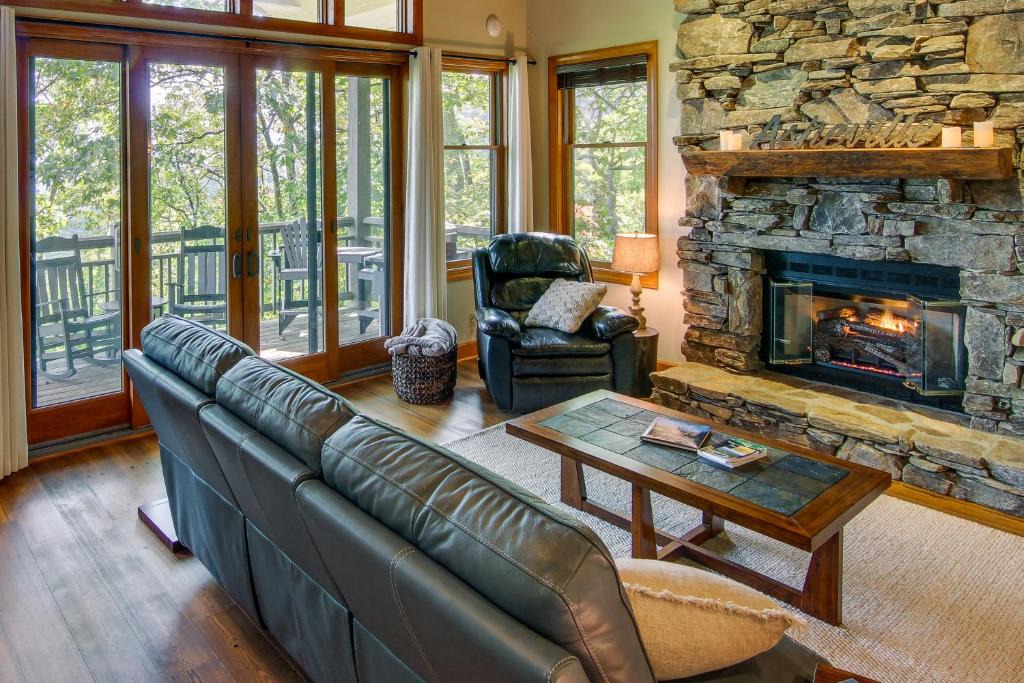 Mountain Air House | Mtn-View Condo w/Screened Porch in Burnsville!