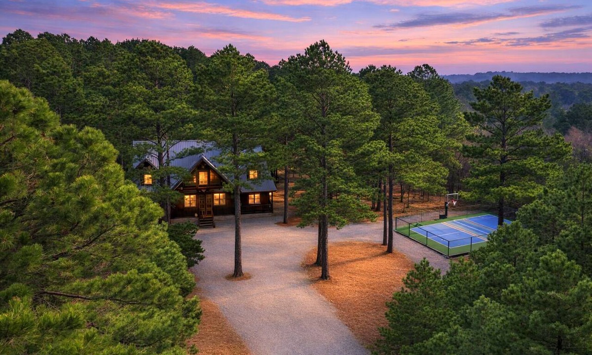 Hochatown Cabin | Multisport court + Theater + Pool Table + 4 King Beds + Privacy & Prime Location