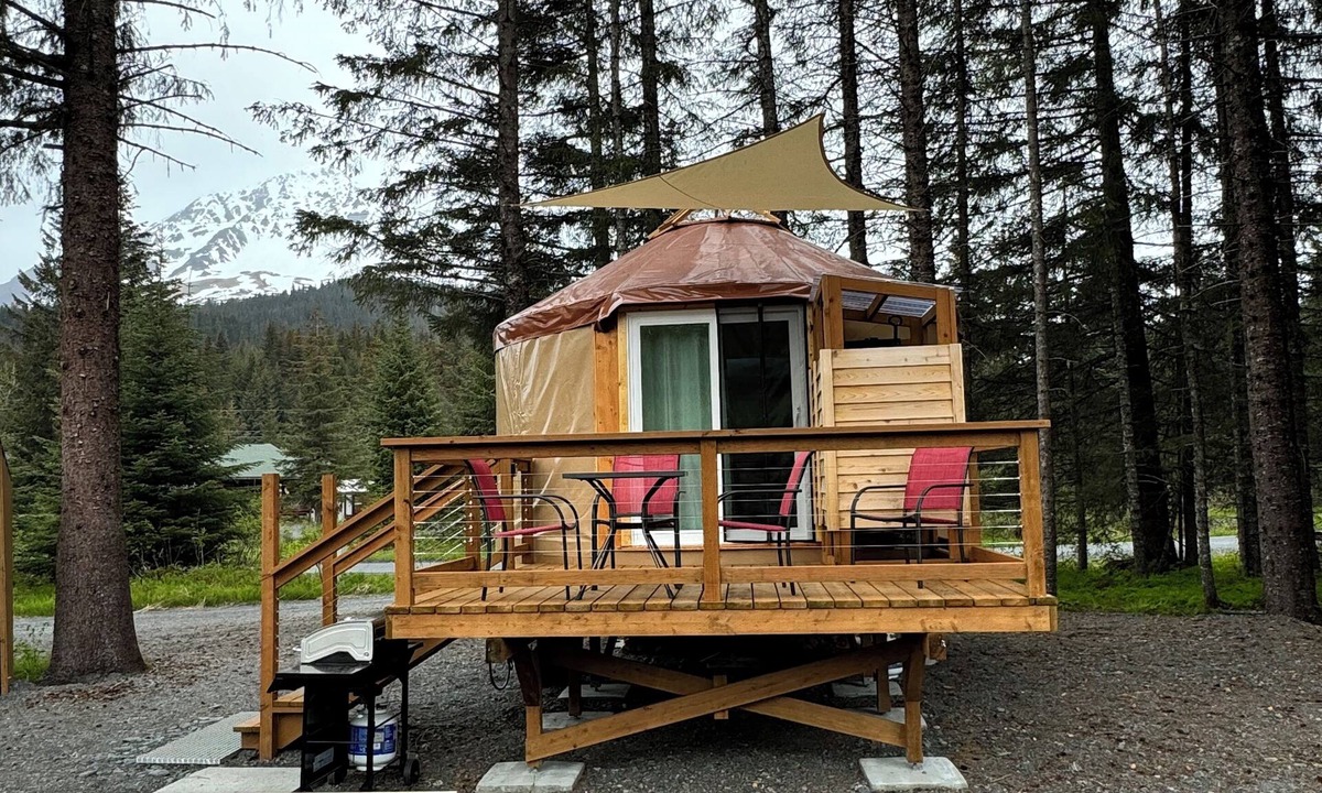 Bear Creek Cabin | New creekside yurt with Mountain View’s, minutes from town!