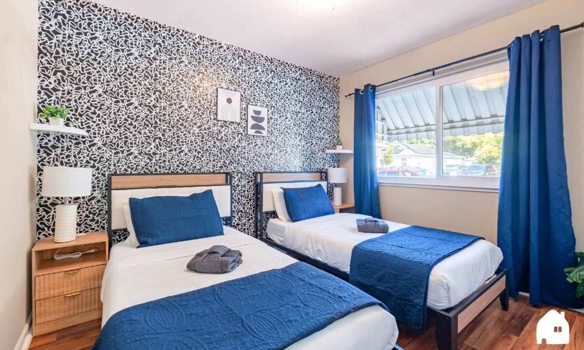 Poets Corner Apartment | New Modern 2BR Home | Near UC & Parks + Parking
