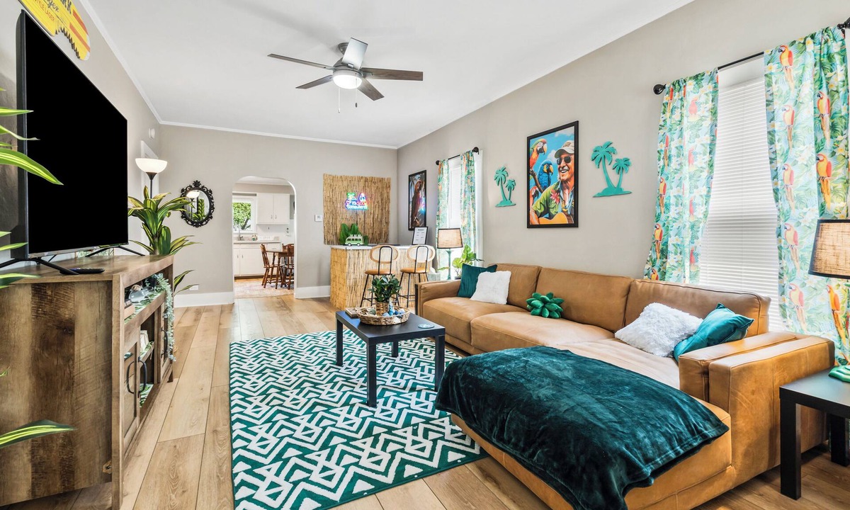 Piqua House | NEW-Parrot Head Haven-3BR-1BA-Themed-Bar-Patio