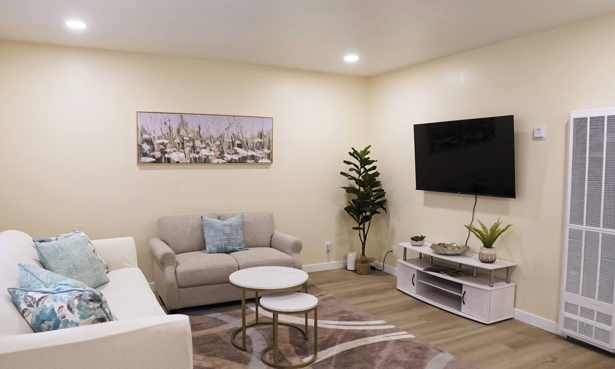 Lafayette Apartment | Newly renovated 2B/1b in Downtown