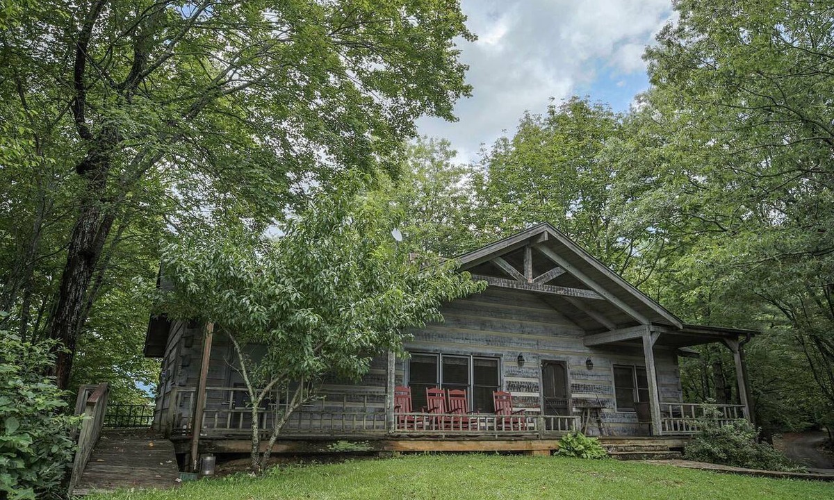 Spruce Pine Cabin | North Carolina Cabin with Spectacular Views of the Mountains, Perfect for an Outdoor-Adventure Vacation in Spruce Pine