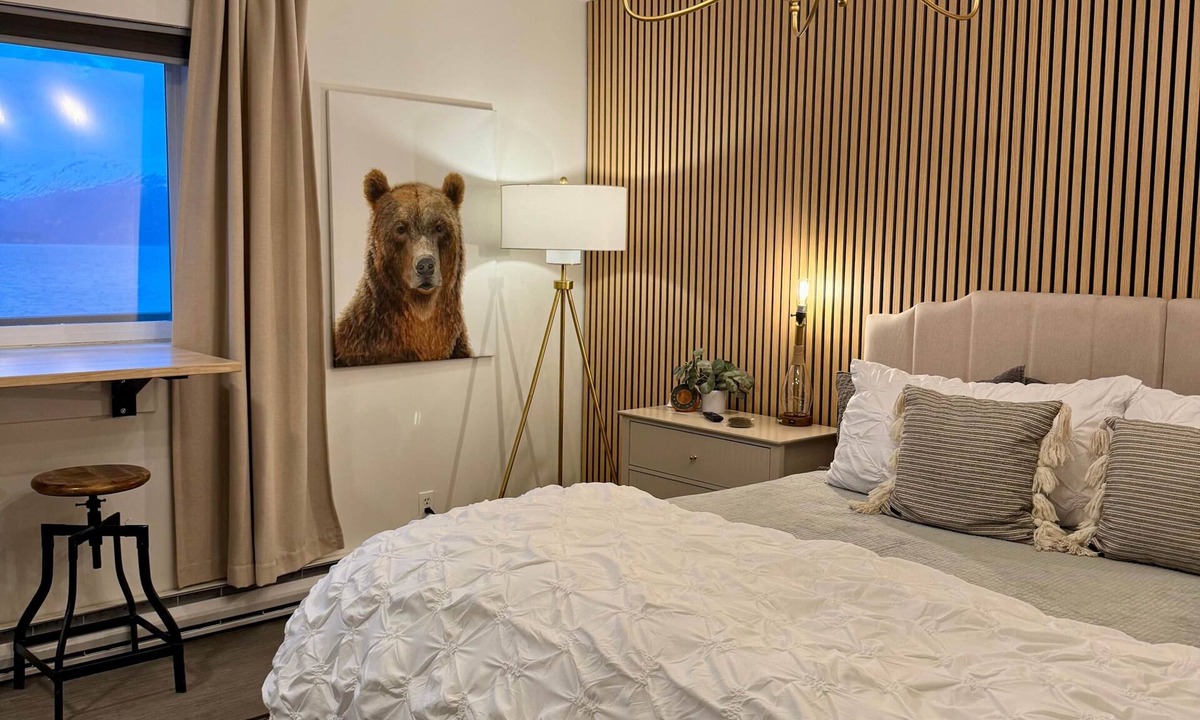 Homer Hotel | Northern Lights Suite - View of Kachemak Bay in Homer Alaska