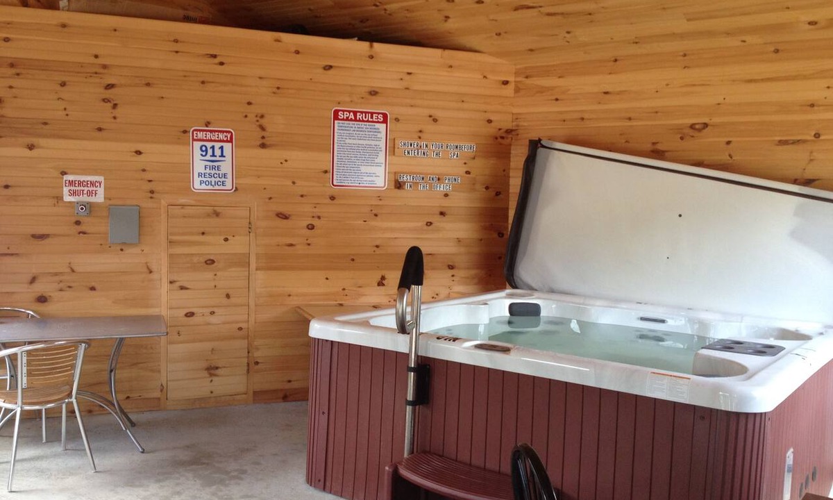Upper Village Hotel | Northern Peaks Motor Inn