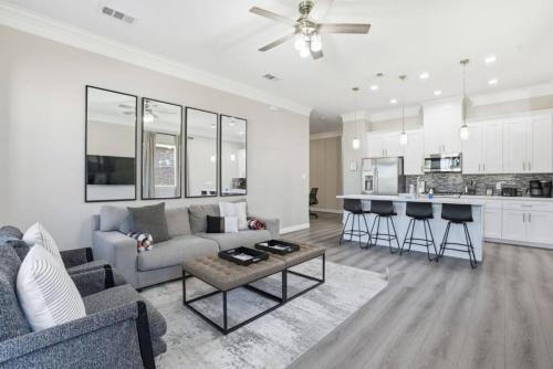 Greater Fondren Southwest House | O30A Single-Story 2BR Townhome w King Beds, Workspace, Yard