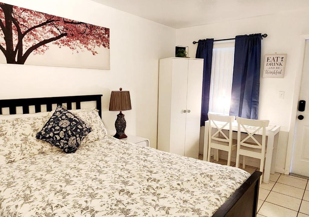 Royal Poinciana Apartment | Oasis At Hollywood Unit 6- Sleep 2