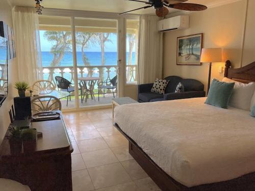 Wailua Apartment | Oceanfront Studio at Islander on the Beach #325
