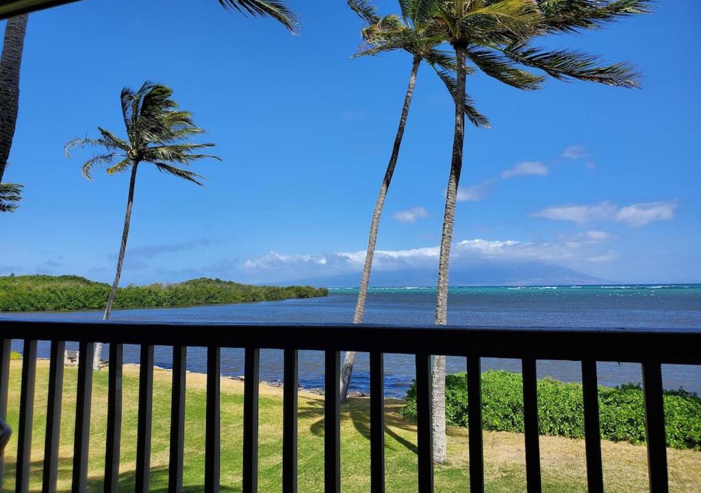 Ualapue Apartment | Oceanfront true 2 bedroom wlanai on Molokai