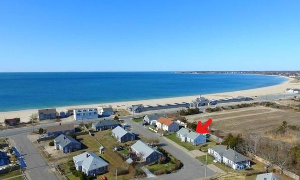 West Hyannisport Cottage | Oceanside Cottage condo next to beach 2bedroom 1bath for 4-6 people