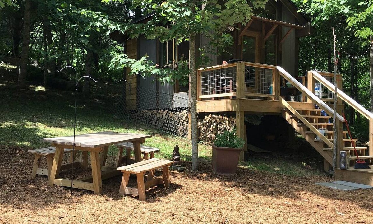 Asheville Cabin | Off Grid Tiny Cabin Ideal for Couples in Burnsville, North Carolina