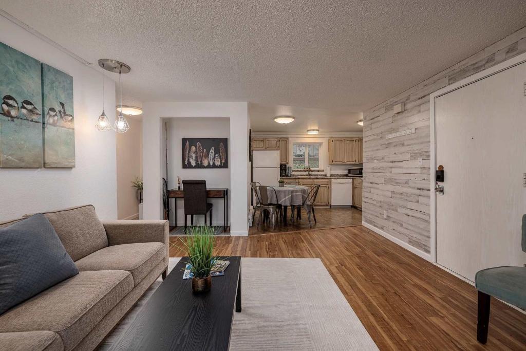 Taku - Campbell Apartment | On the Creek Anchorage 2BR Hideaway Condo