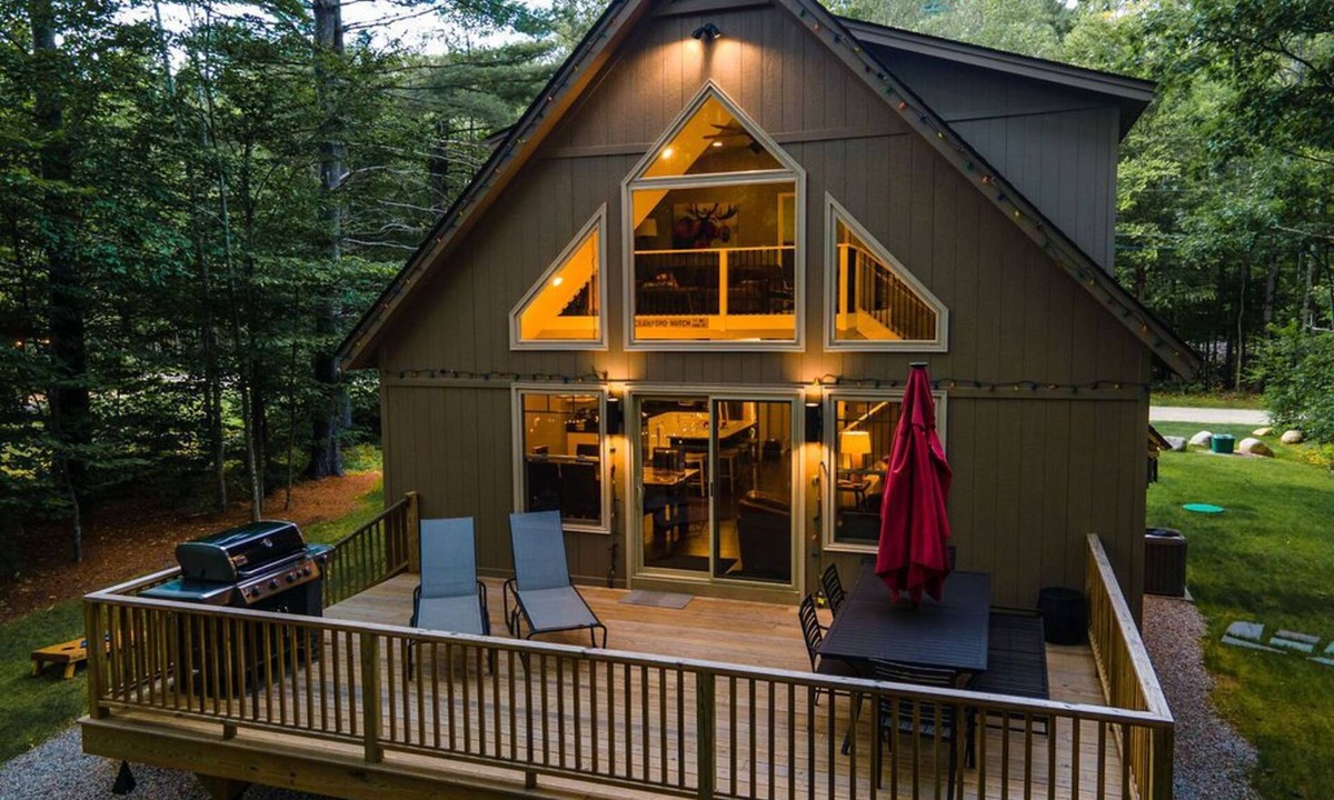 Bartlett House | ON THE RIVER: Built in 2018, ski & summer retreat w/game room, fireplace