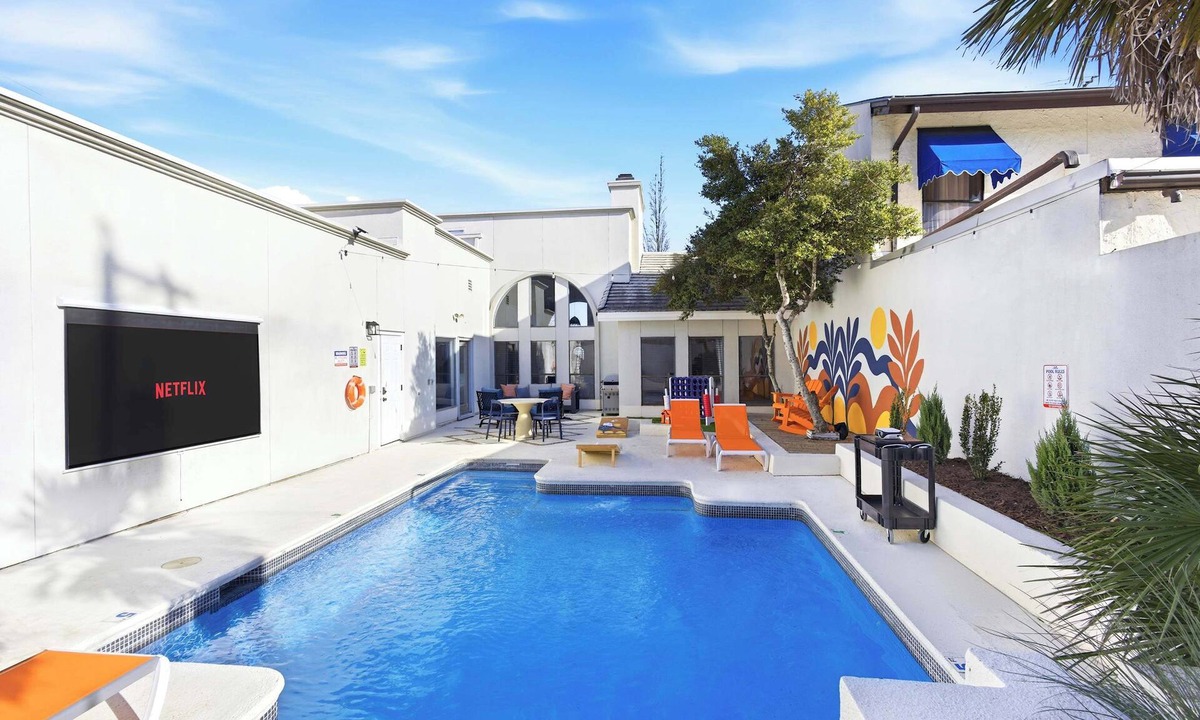 Medical Center District House | Outdoor Oasis Poolside Movie Nights Sleeps 16