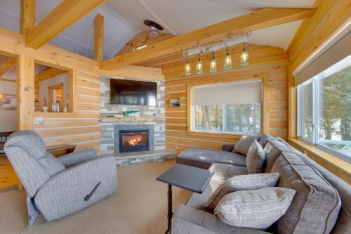 Palmyra House | Palmyra Cottage w/Deck on Whites Pond!