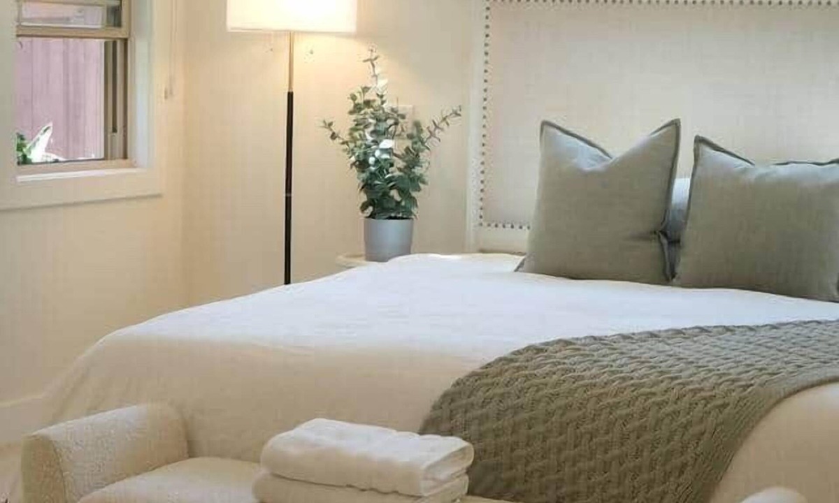 University South House | Palo Alto DT Master bedroom near Stanford