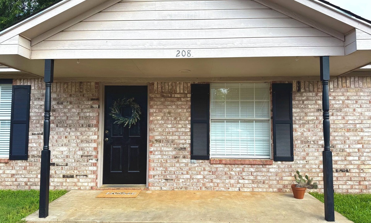 Bullard House | Peaceful 2-bedroom house with one car garage in charming Bullard