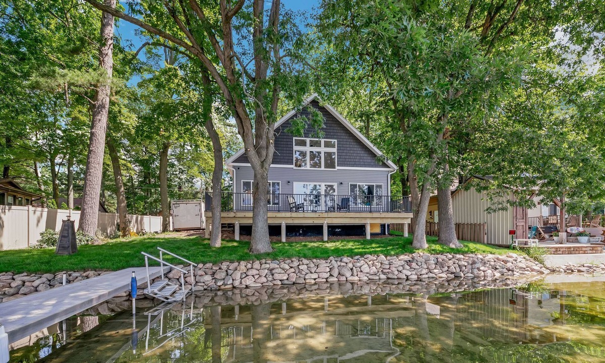Greenville House | Pearl Beach: Dive into Summer Fun at Pearl Beach – Swim, Kayak & Relax!