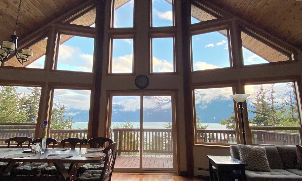 Mud Bay House | Perfect 6-bedroom house in Haines with plenty of space to relax
