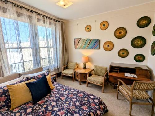 Russian Hill Apartment | Perfect Location - 4BD,1BA - Restored Redwood Home
