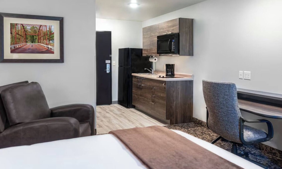 Sundance Hotel | Pet-Friendly 2-Queen Stay | Full Kitchen | 2.7 mi to Skyline Regional Park