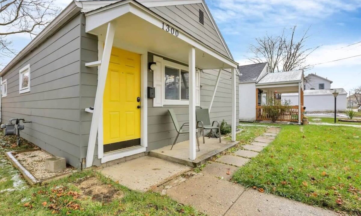 Columbus House | Pet Friendly 2BR Orchard Cottage - Fully Fenced!